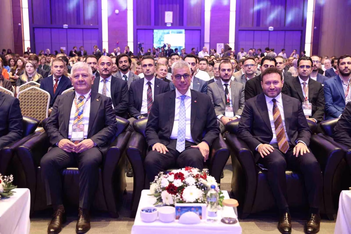 Bakan Memişoğlu Acil Tıp Kongresi'nde Konuştu