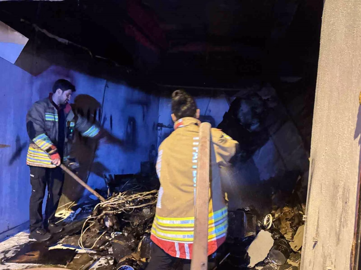 Cizre’de kaporta dükkanında yangın: 4 araç yandı