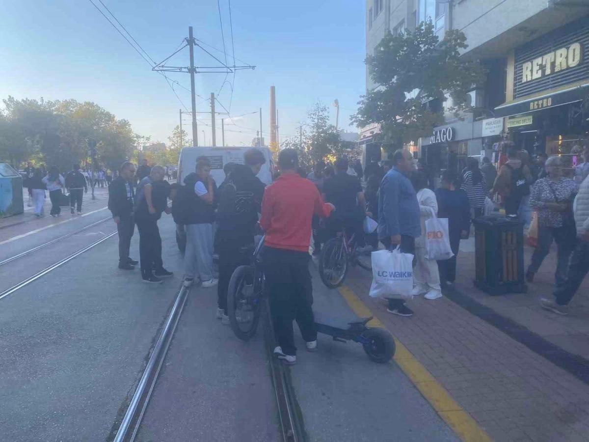 Eskişehir'de Scooter ile Otomobil Çarpıştı