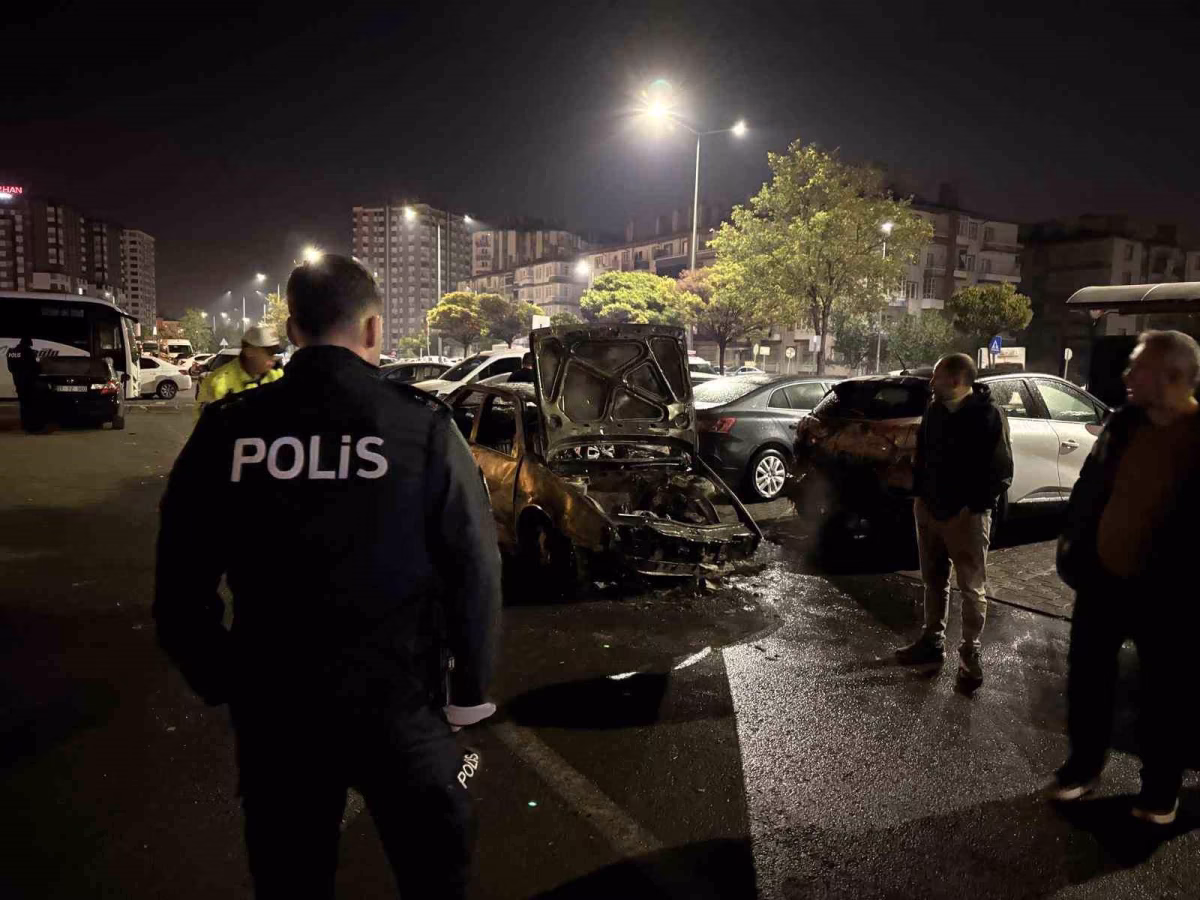 Kayseri'de kaza yapan otomobil alev aldı