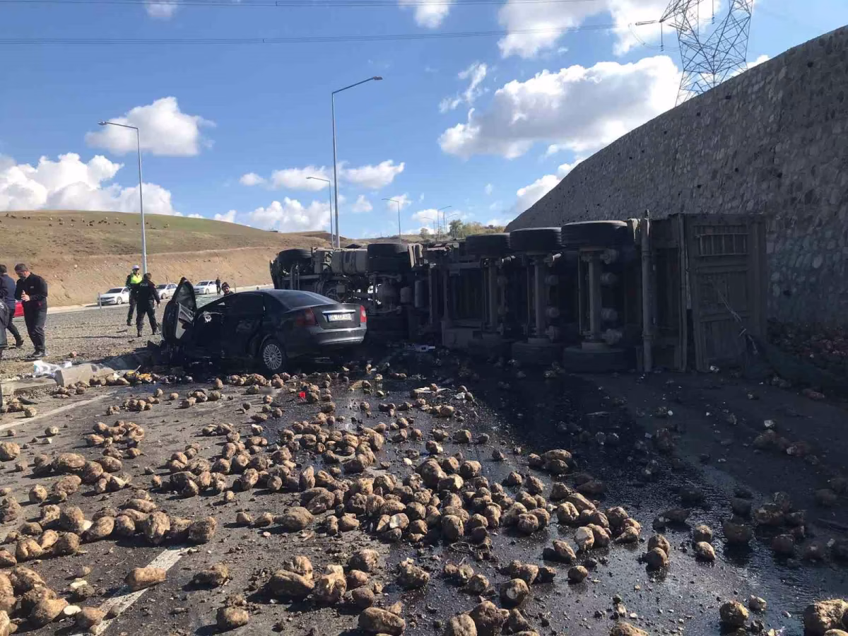 Ağrı'da Tır ile Otomobil Çarpıştı: 4 Ölü