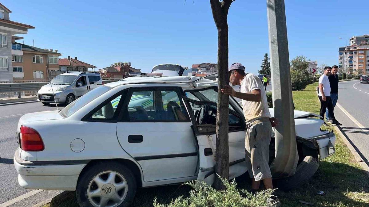 Alanya'da Direğe Çarpan Otomobilde 1 Kişi Yaralandı
