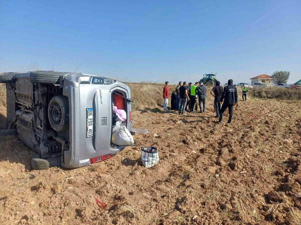 Çorum'da hafif ticari araç takla attı: 2 yaralı