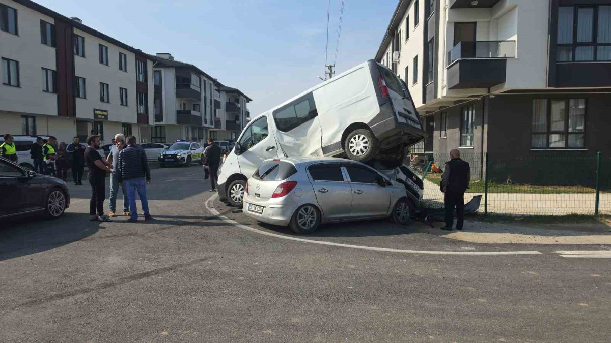 Düzce'de kaza: Minibüs otomobilin üzerine çıktı