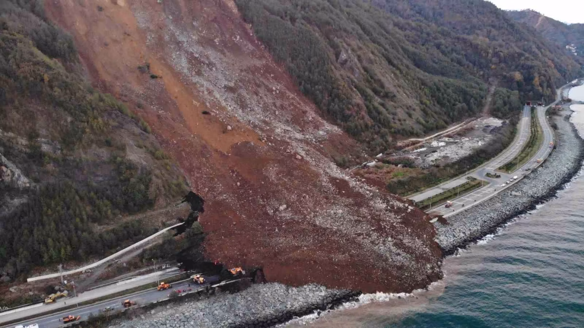 Karadeniz Sahil Yolu'nda dev kaya tehlikesi