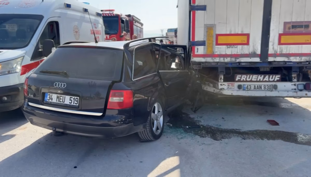 Kütahya'da Tıra Çarpan Otomobil Hurdaya Döndü: 1 Yaralı