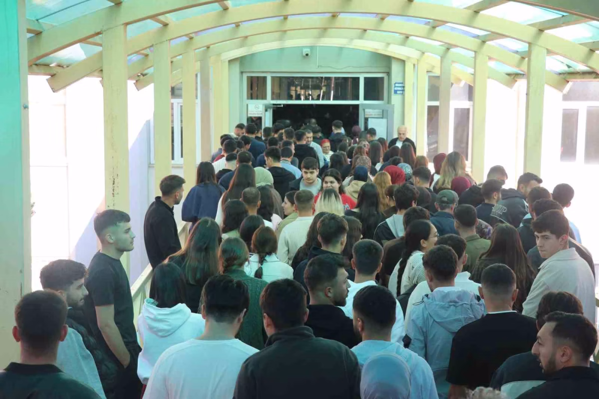 Sivas'ta KPSS Adayının Küpelerini Polis ve Memur Çıkardı