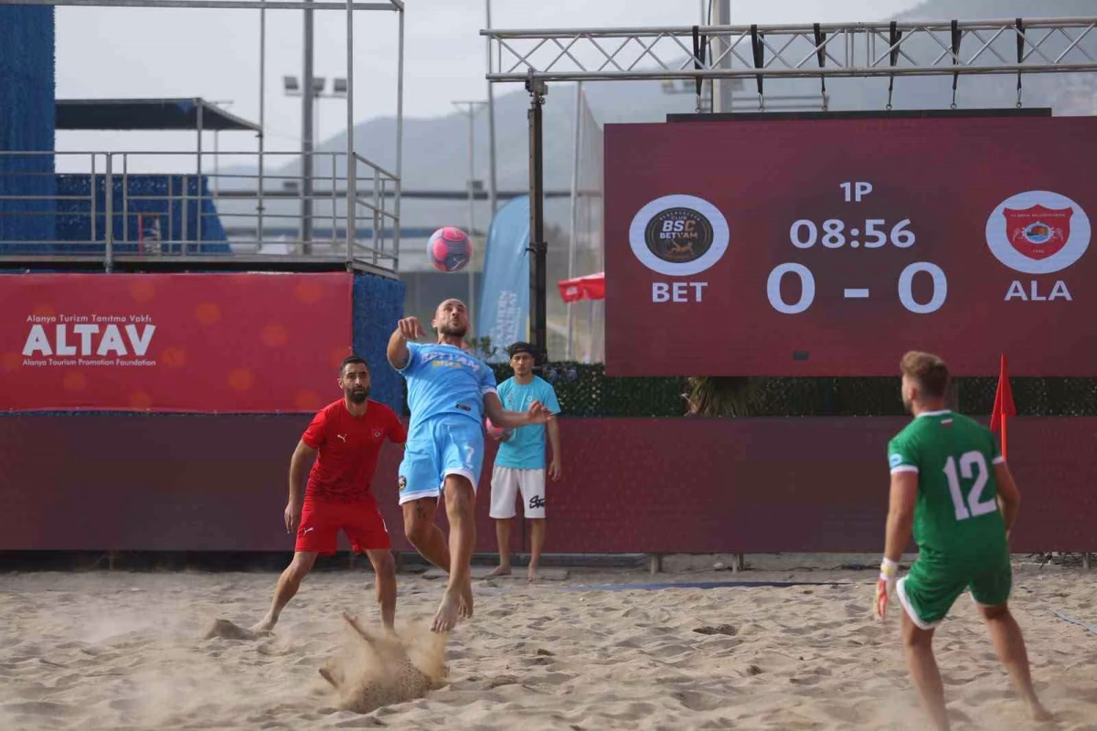 Alanya Belediyespor plaj futbolunda galibiyetle başladı