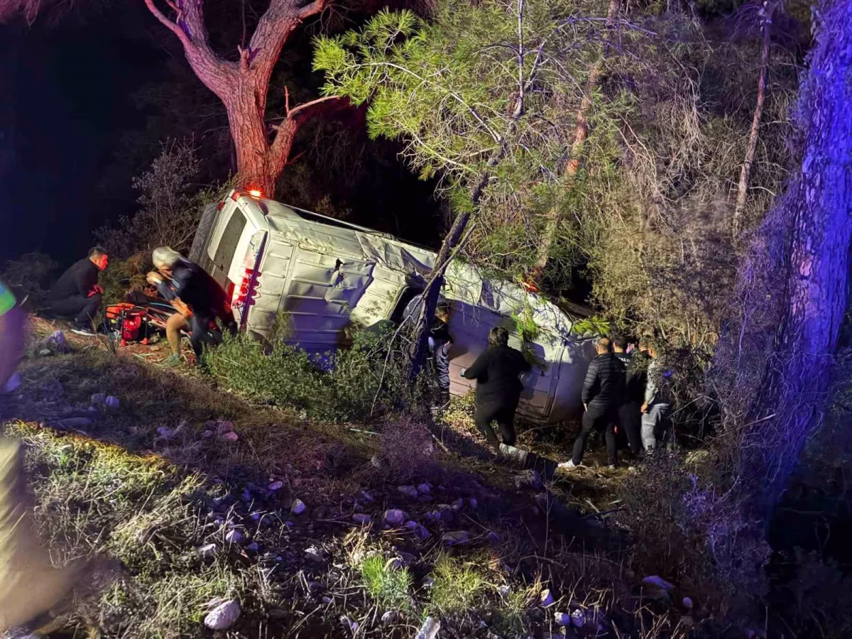 Antalya'da dağcı minibüsü devrildi: 15 yaralı