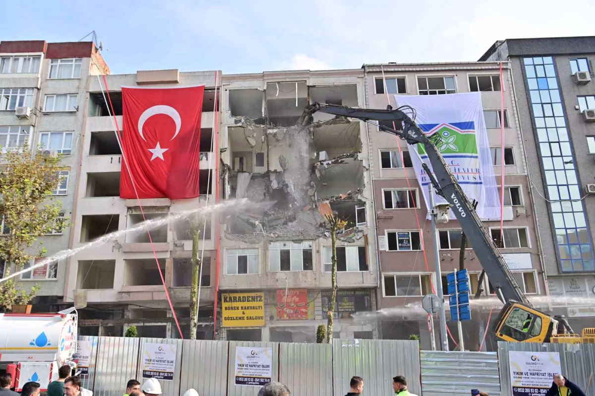 Bahçelievler'de 6 Bininci Binanın Yıkımı Gerçekleştirildi