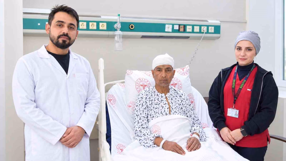 Baş ağrısıyla gitti, beynindeki dev kitle alındı