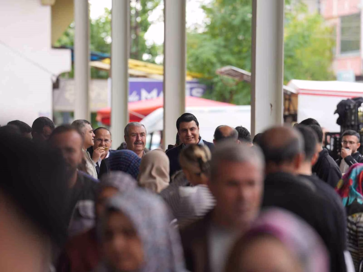 Başkan Yılmaz pazarda fiyatları düşürdü