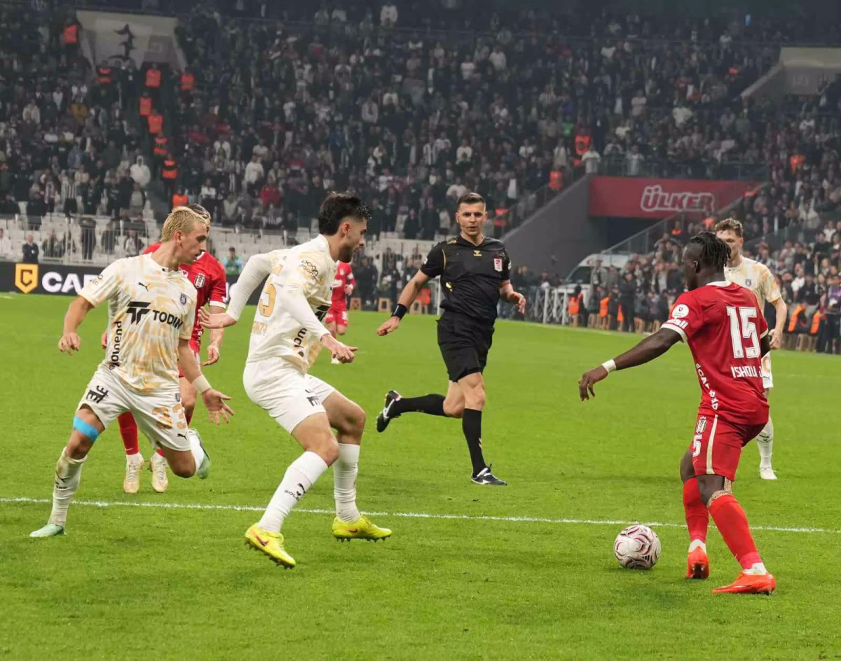Beşiktaş Başakşehir'i 2-0 Mağlup Etti