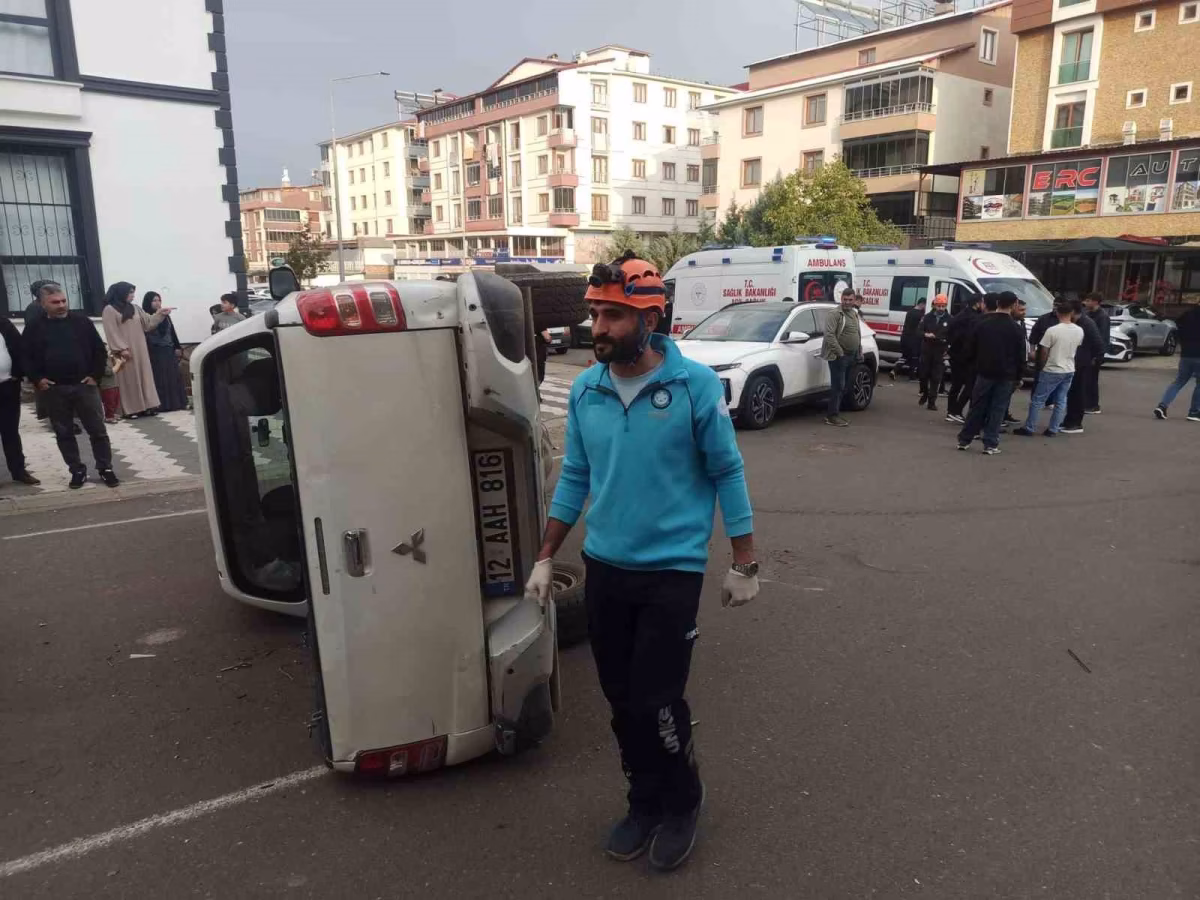 Bingöl'de otomobil ile pikap çarpıştı