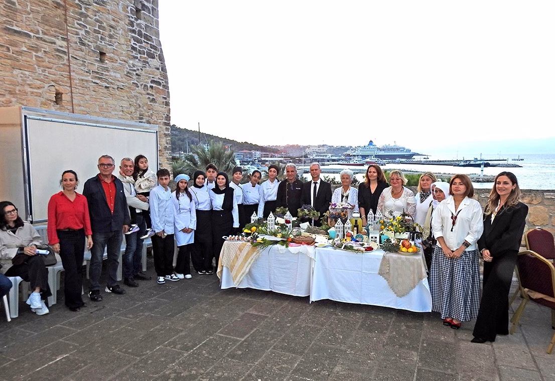 Çeşmeli öğrencilerden tarihî Türk yemekleri sunumu