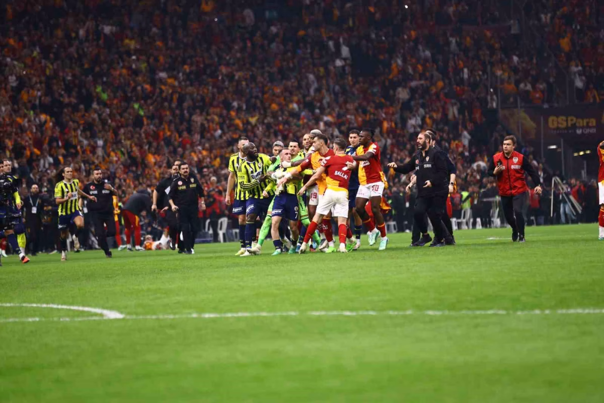 Derbi Sonrası Sahada Büyük Olay Çıktı