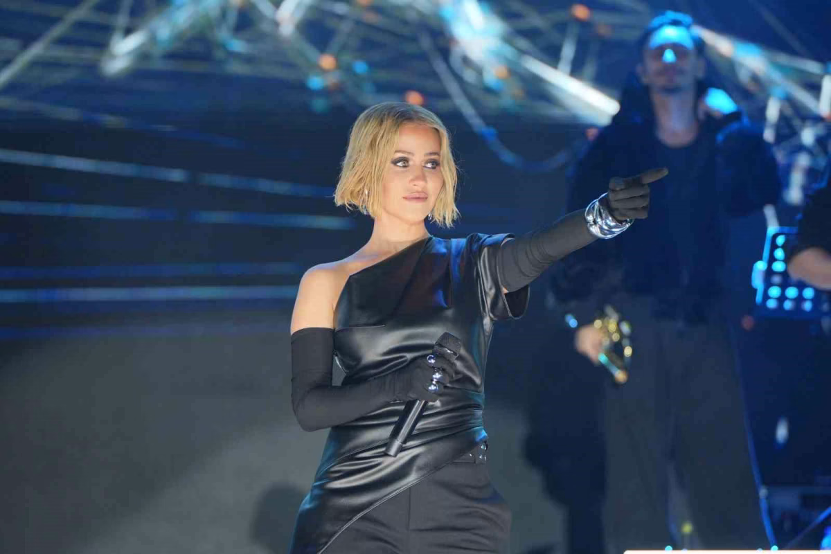 Derya Uluğ İzmir'de hayranlarıyla buluştu