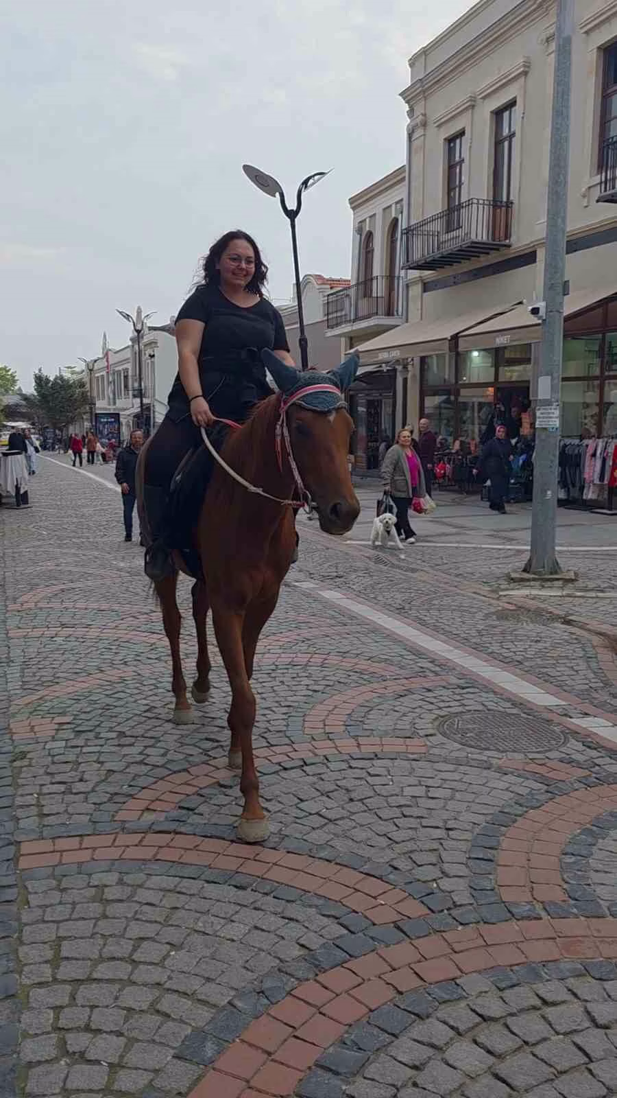 Edirne caddelerinde atıyla gezen kadın ilgi odağı oldu