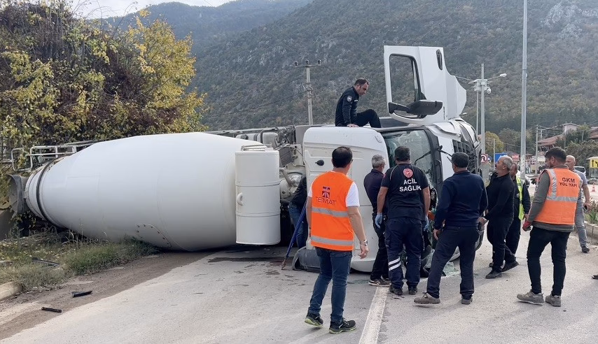 Freni boşalan beton mikseri otomobile çarptı