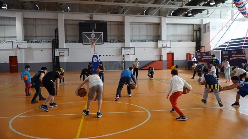 Kağıthane'de kış spor okullarına ilgi
