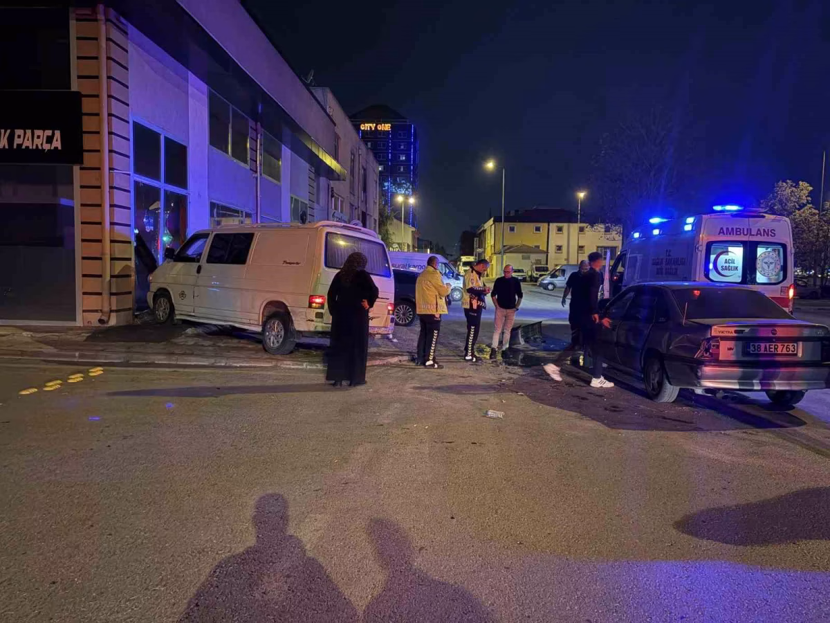 Kayseri'de Minibüs Dükkana Daldı: 2 Yaralı