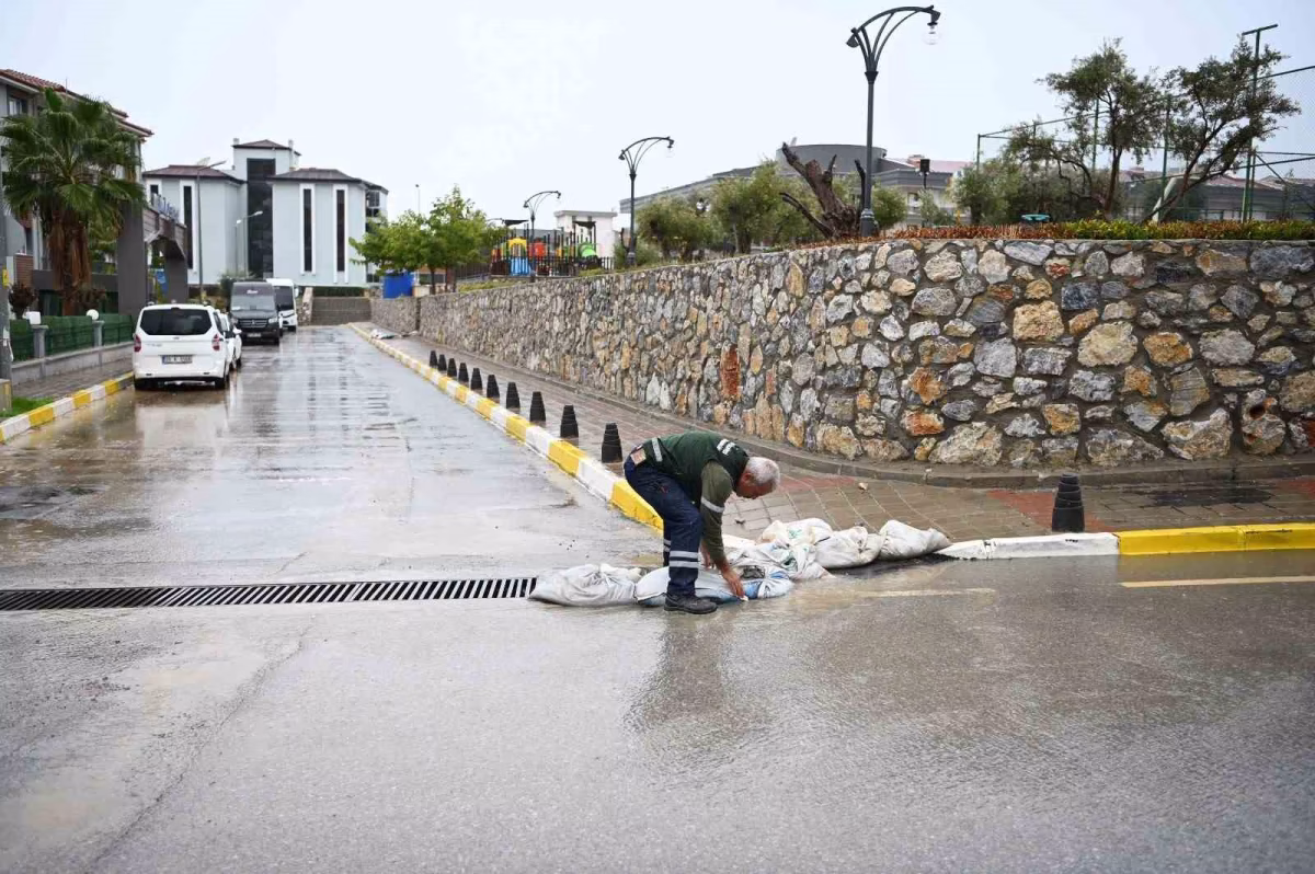 Kuşadası’nda mazgallar taşkınlara karşı temizlendi