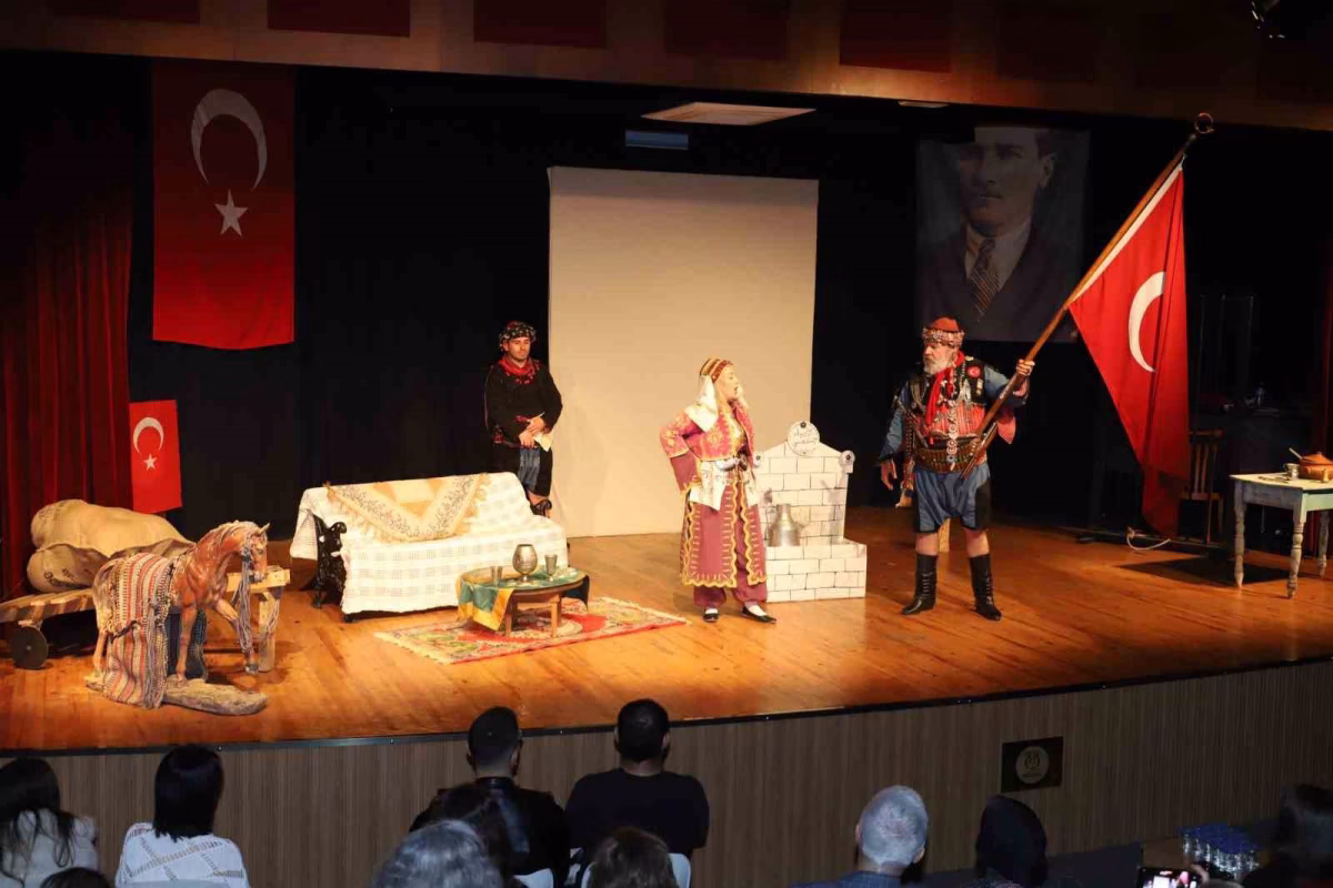 Nazilli'de 'Abide-i Aşk' Oyunu Sahnelendi