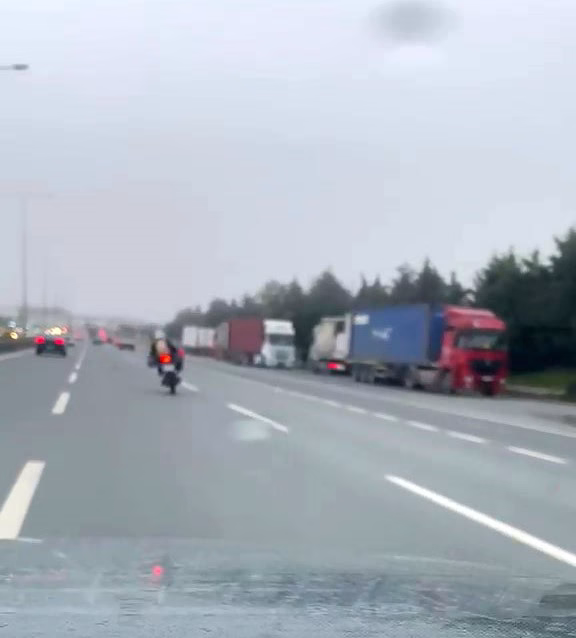 Sultangazi'de motosikletlinin tehlikeli yolculuğu kamerada