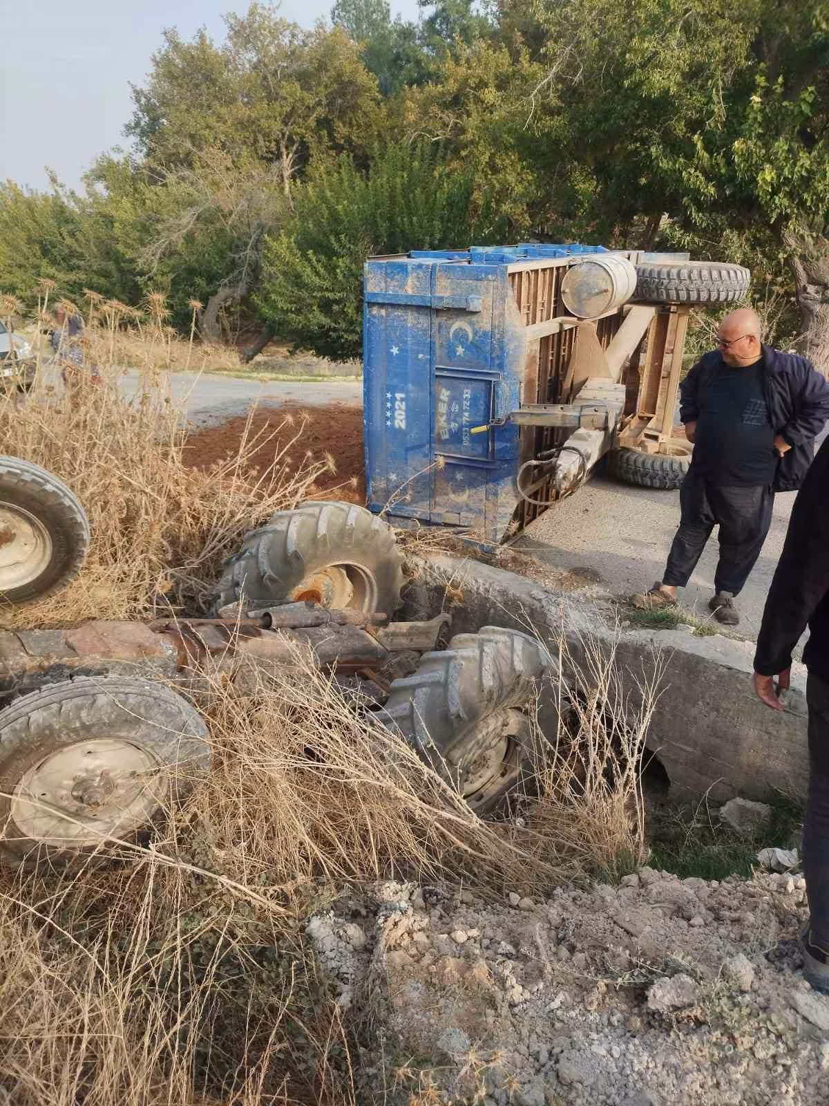 Toprak yüklü traktör dereye uçtu: 1 yaralı