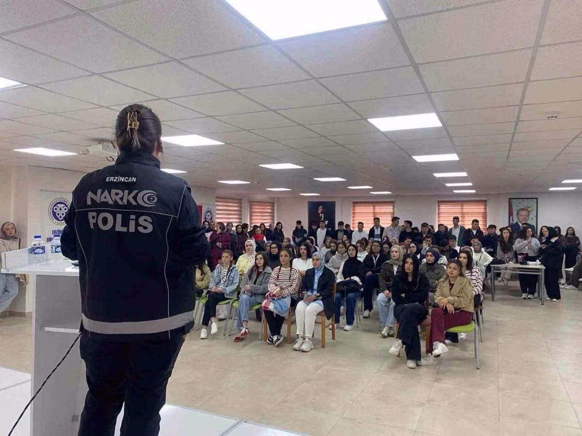Üniversite Öğrencilerine Narkorehber Eğitimi Verildi
