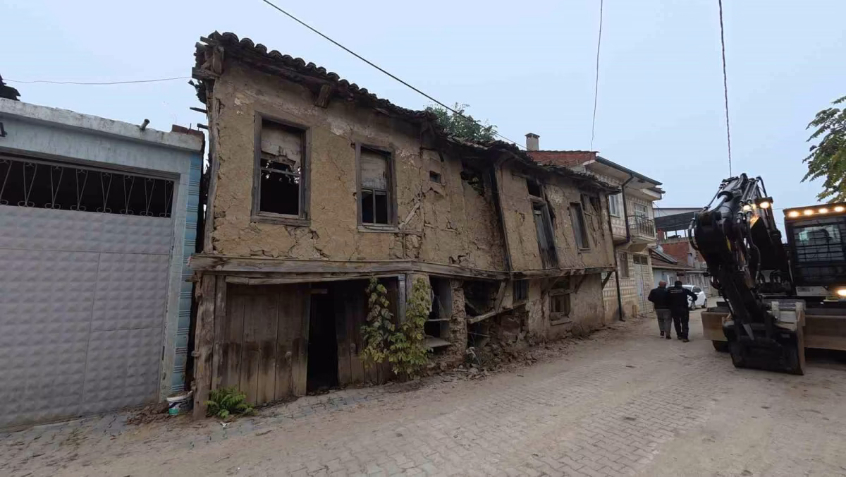 Yenişehir'de metruk binalar yıkılıyor