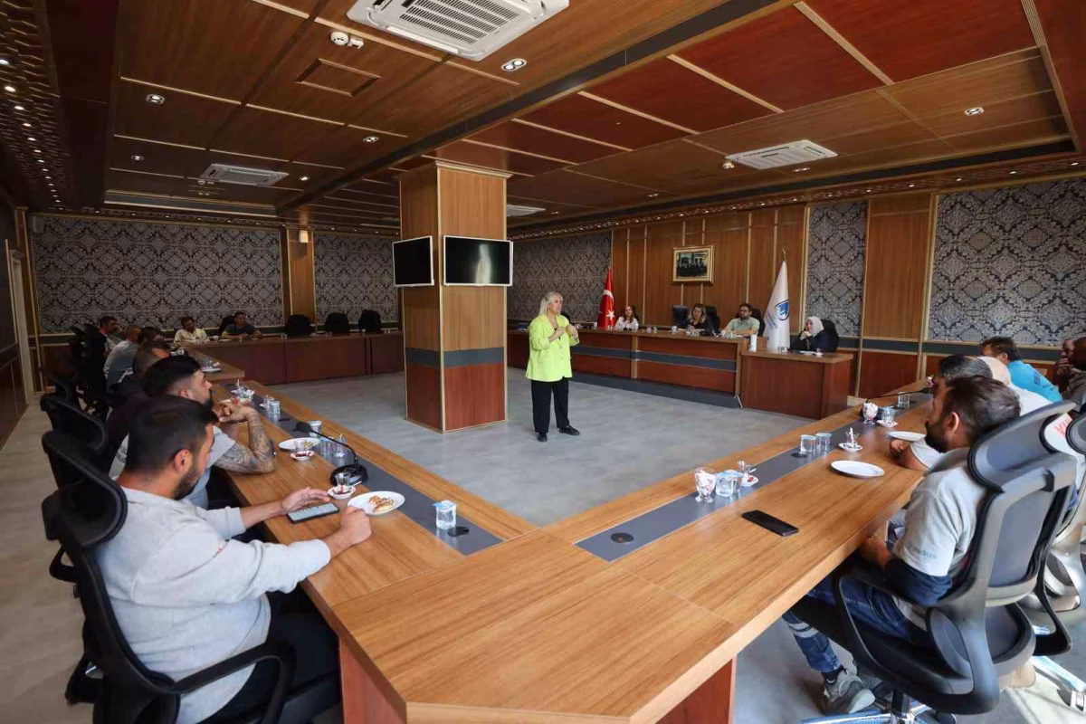 Yunusemre'de temizlik ekiplerine çevre eğitimi