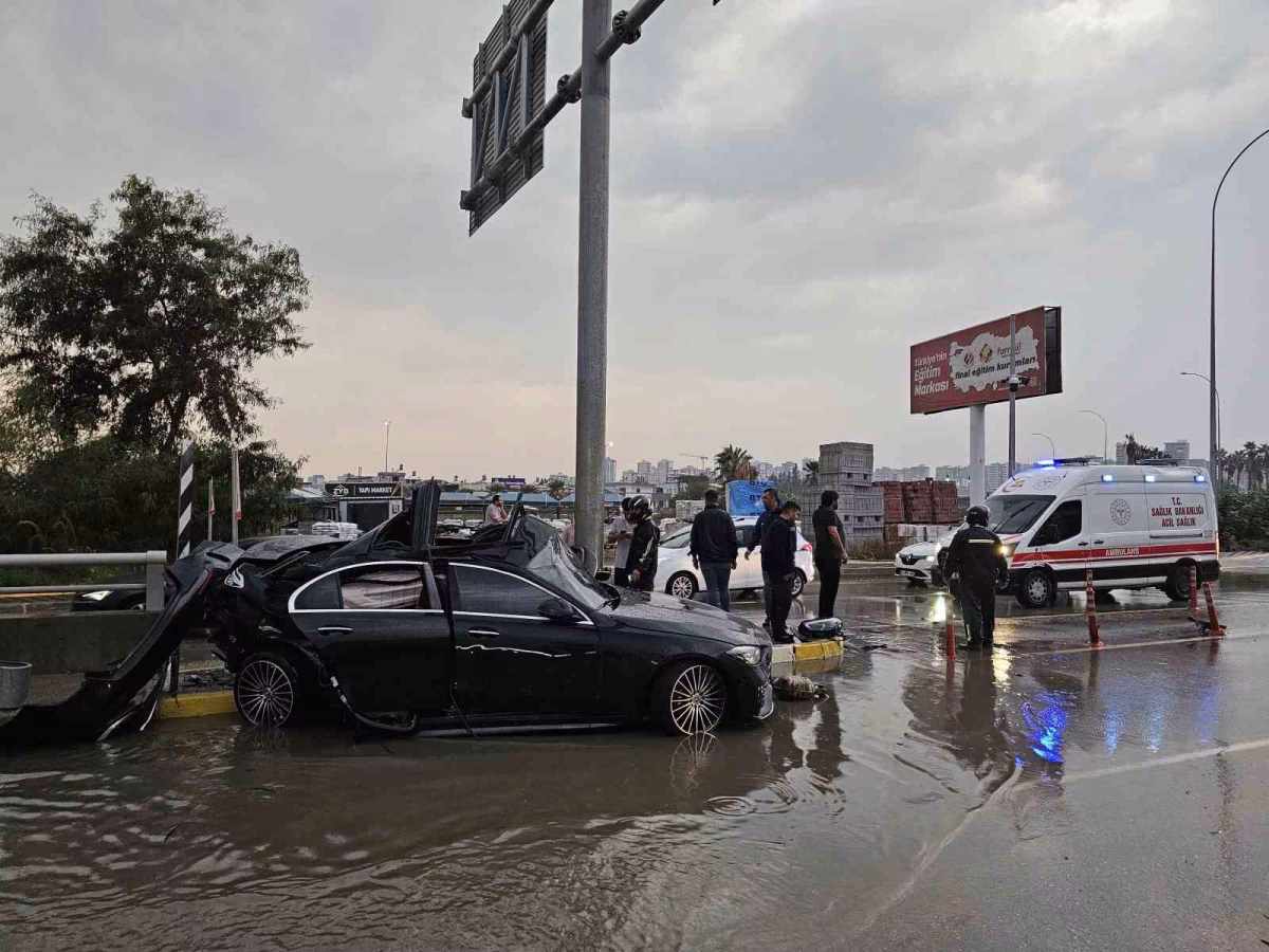 Adana'da Otomobil Direğe Çarptı: 1 Ölü