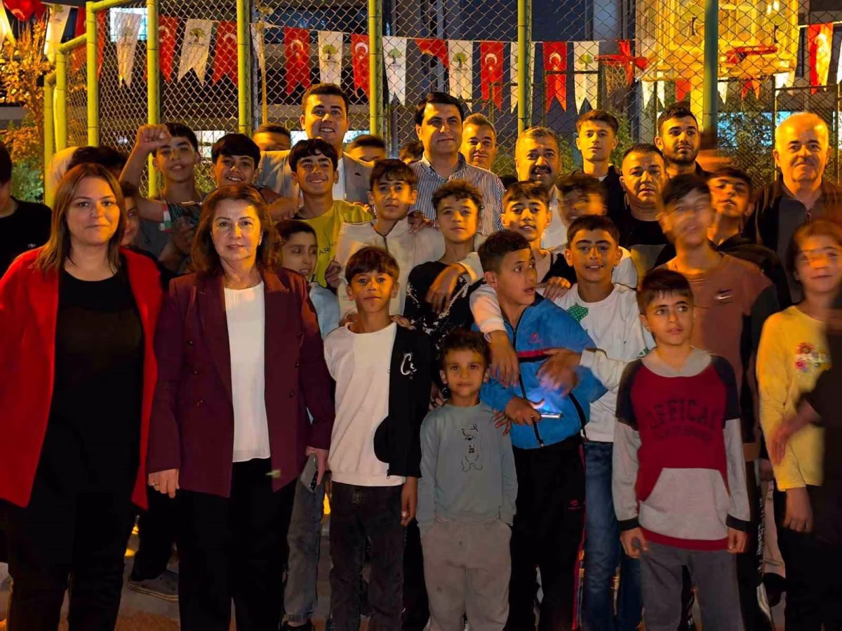Başkan Yılmaz gençlerle sahada top koşturdu