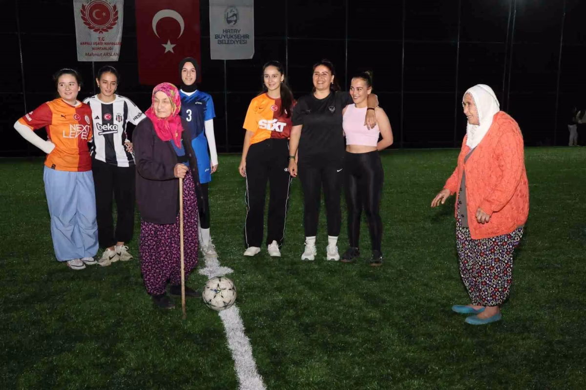 Bastonlu Teyzelerden Renkli Halı Saha Maçı