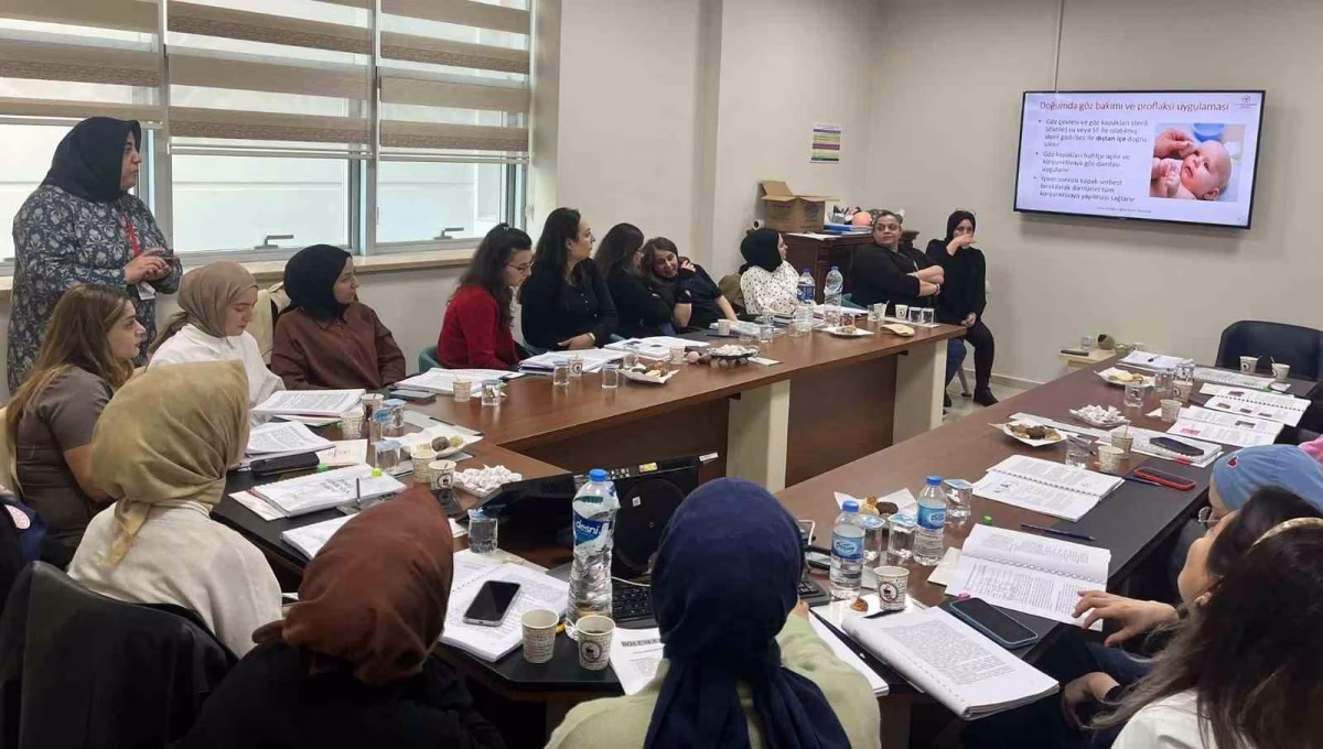 Bayburt Devlet Hastanesi'nde yenidoğan bakımı eğitimi