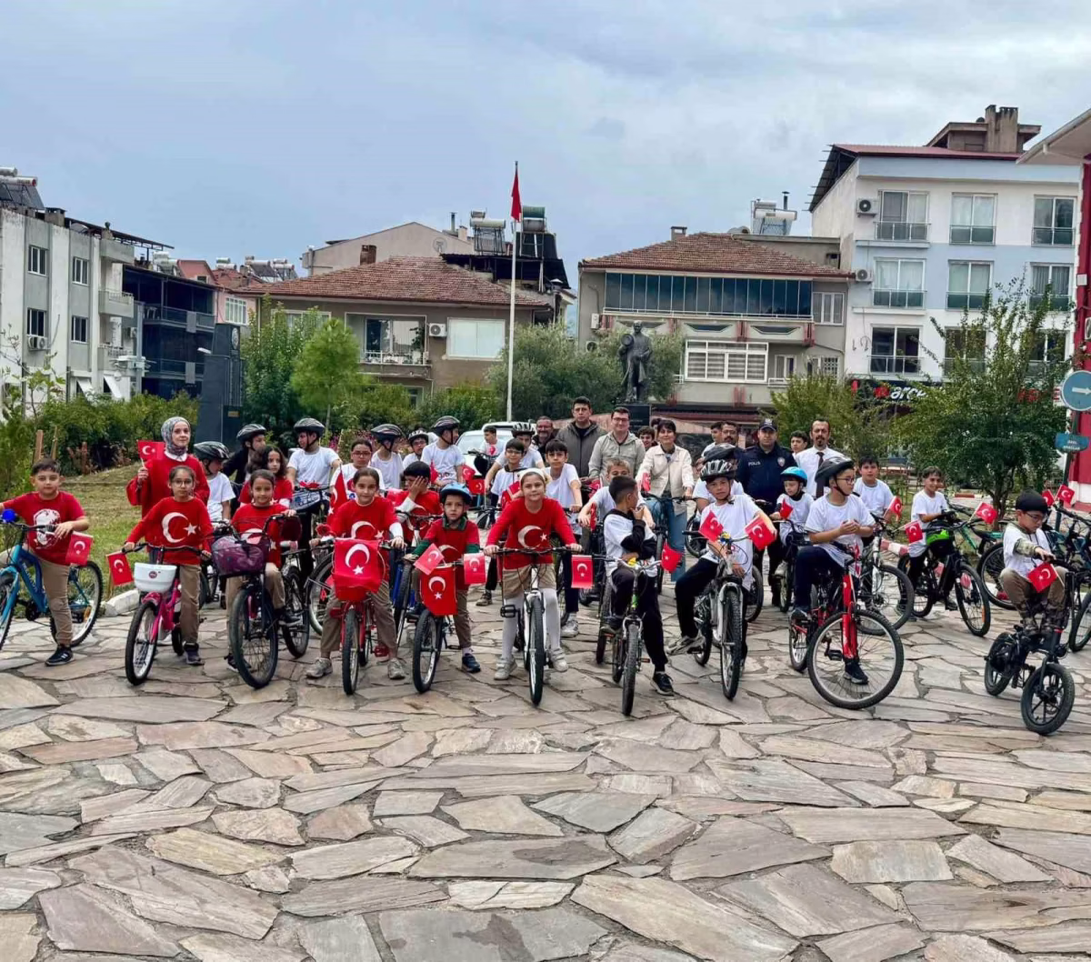 Bozdoğan'da çocuklar cumhuriyet için pedalladı
