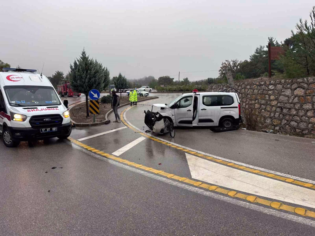 Çanakkale'de Ticari Araç Takla Attı