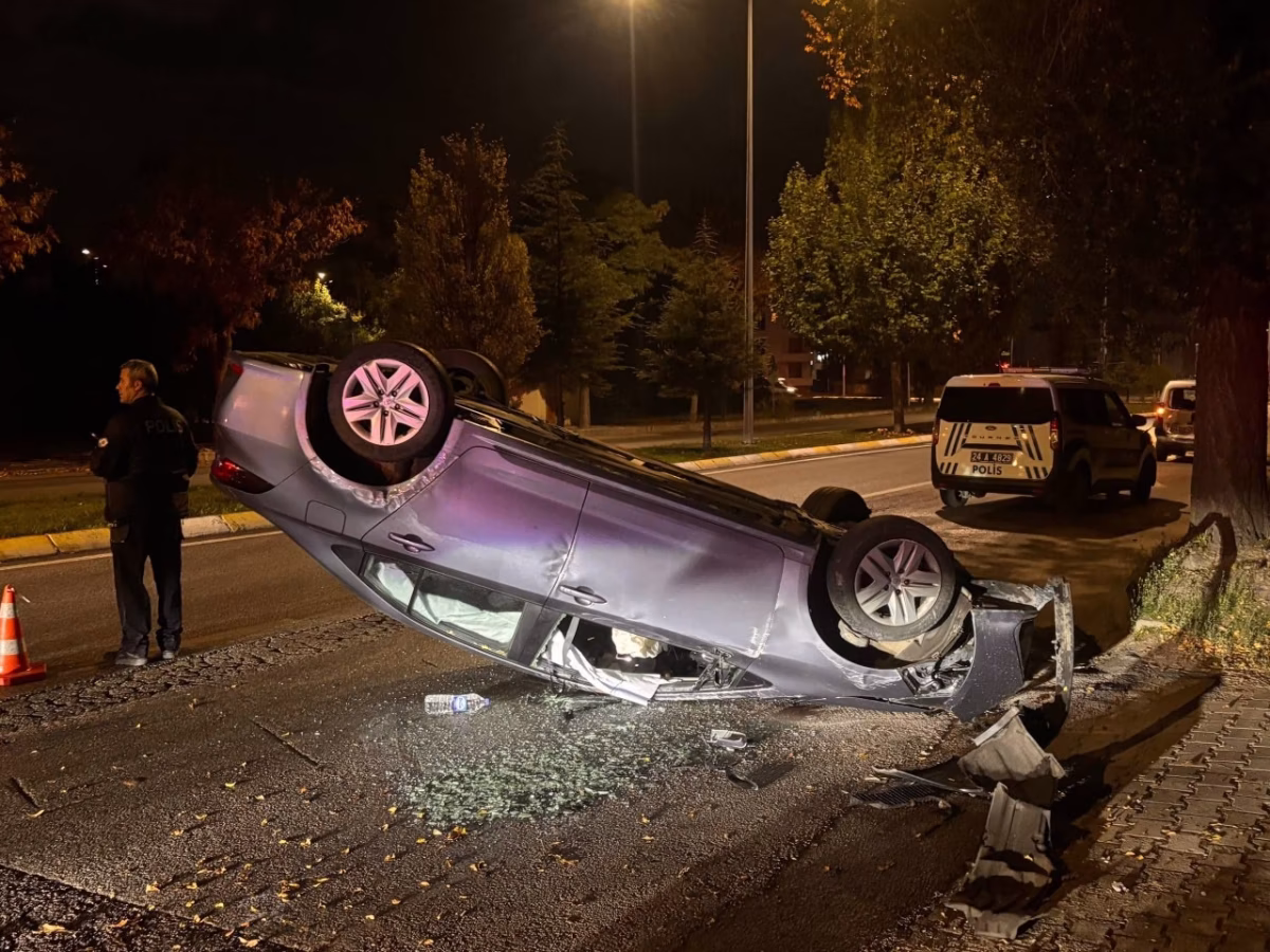Erzincan'da Otomobil Devrildi: 1 Yaralı