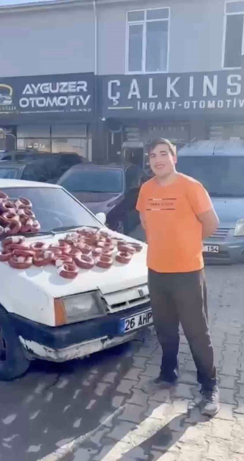 Eskişehir'de Otomobilini 100 Kilo Sucukla Takas Etti