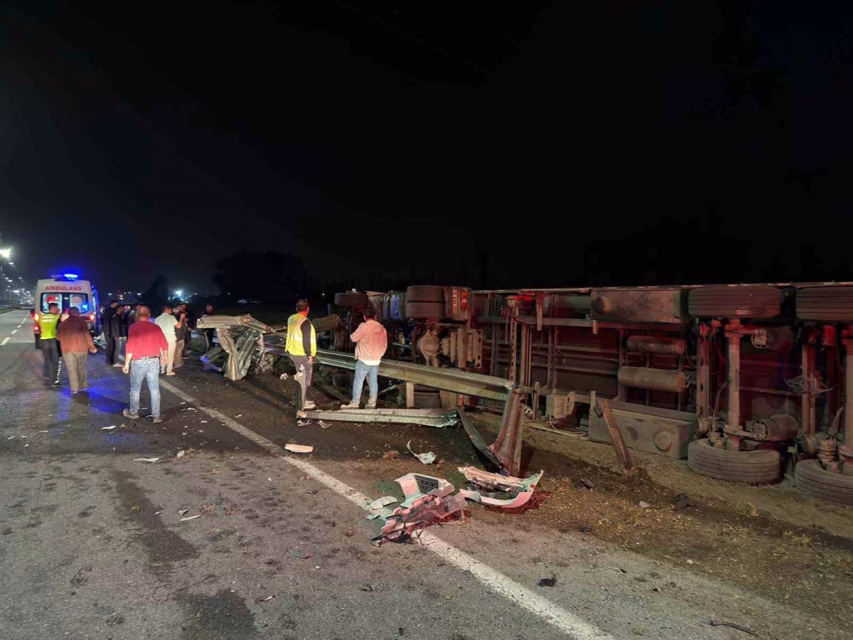 Iğdır'da Çimento Yüklü Tır Devrildi