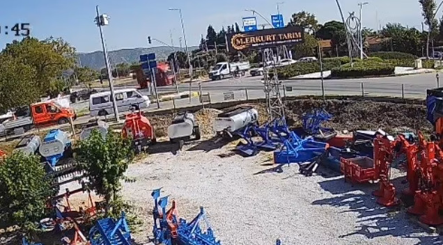 Kamyonetin Altında Kalmaktan Kurtuldu