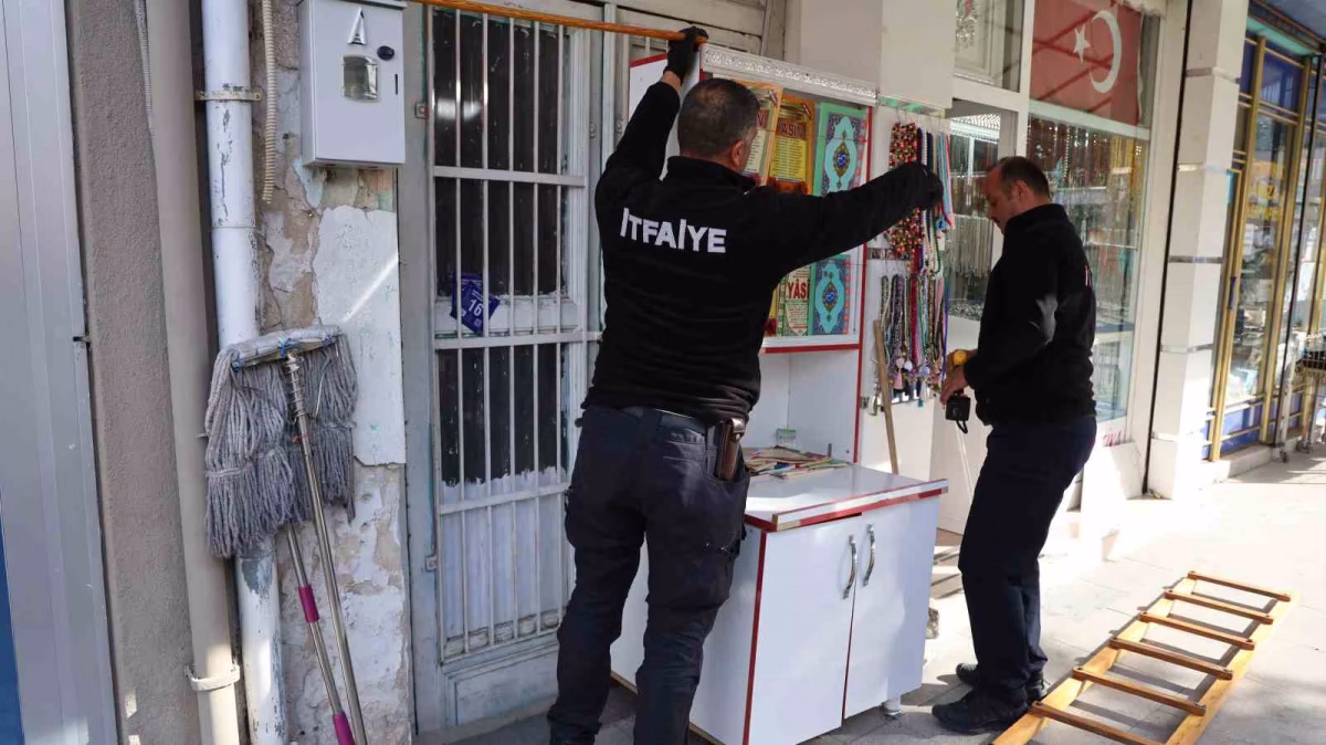 Kırşehir'de kepenkte sıkışan kedi kurtarıldı
