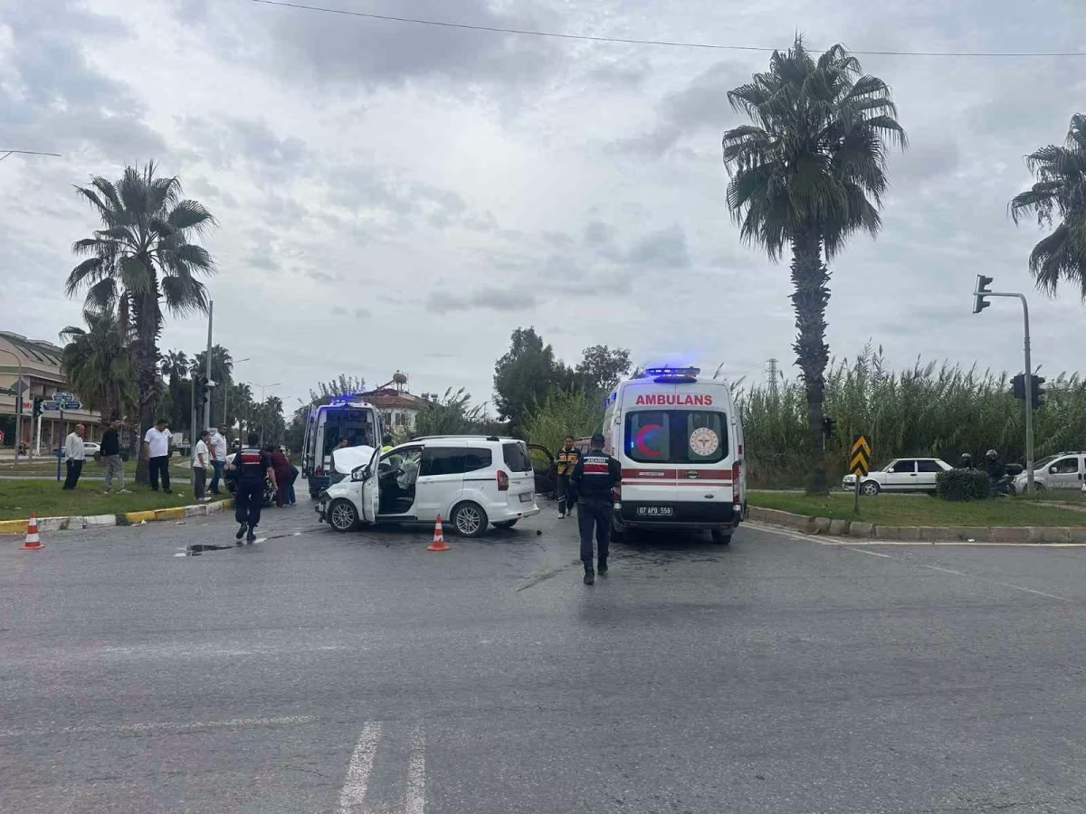 Manavgat'ta İki Otomobil Çarpıştı: 3 Yaralı