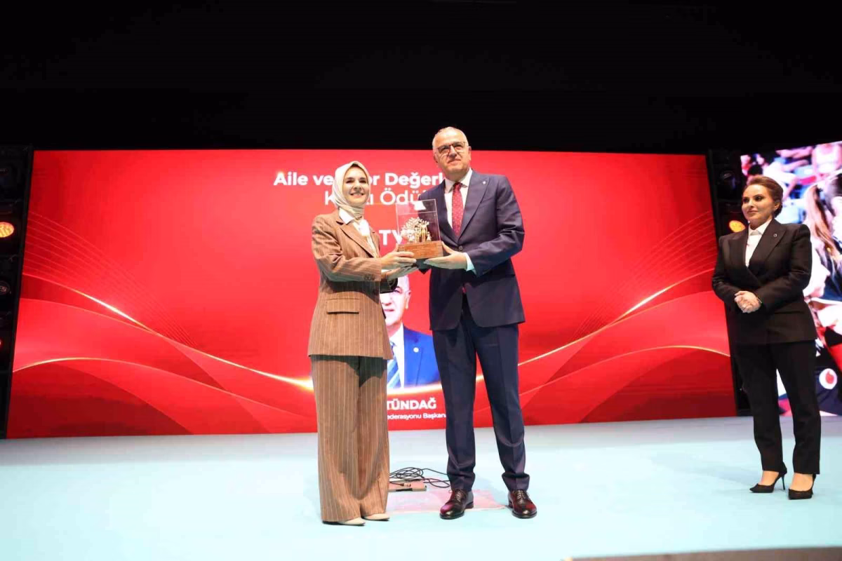 Mehmet Akif Üstündağ'a Anlamlı Ödül