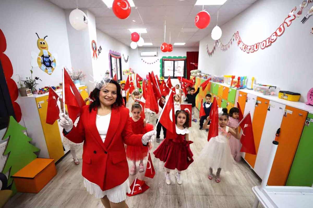 Miniklerden Yunusemre'de Renkli 29 Ekim Kutlaması