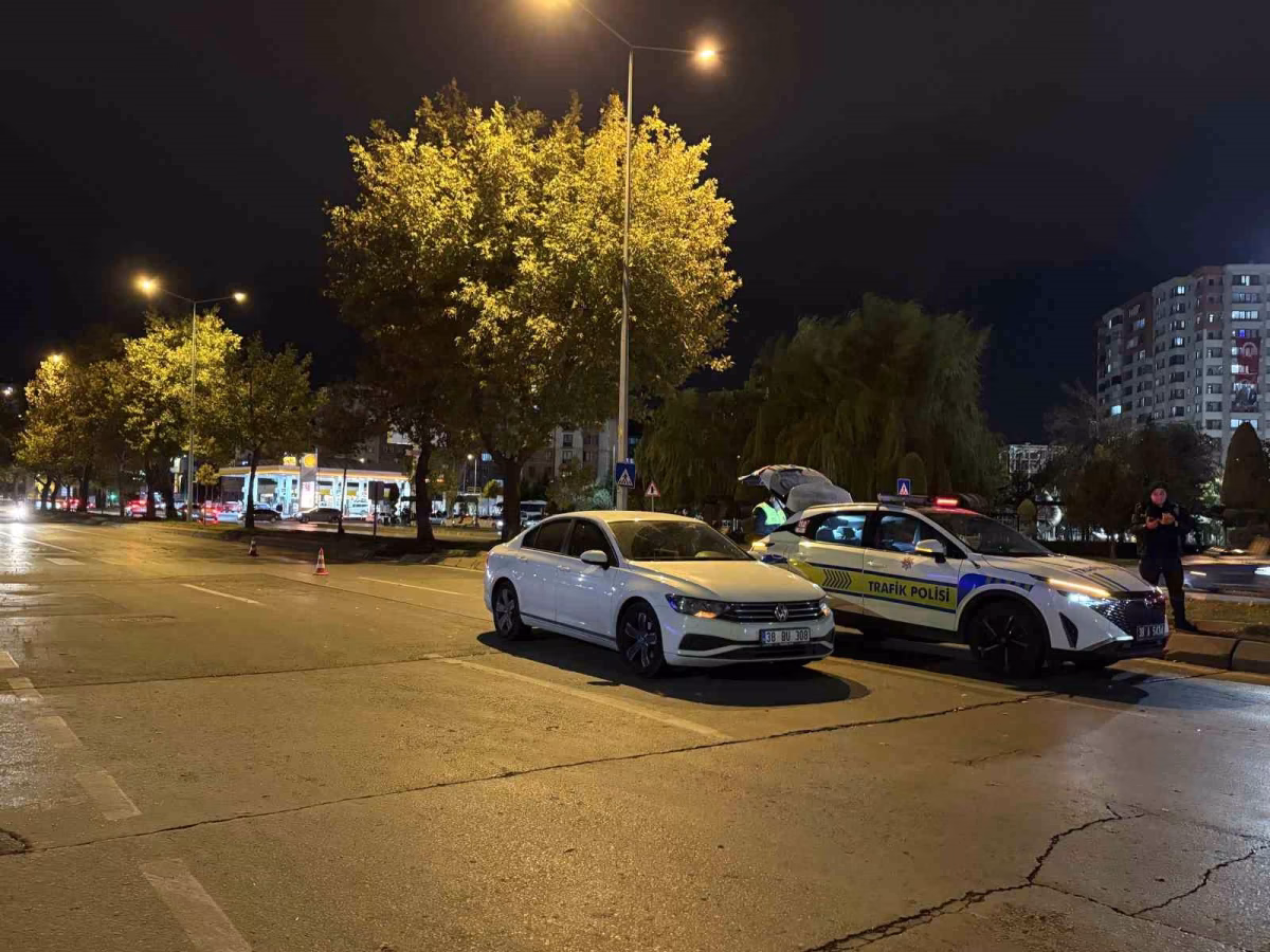 Otomobilin Çarptığı Üniversiteli Ağır Yaralandı