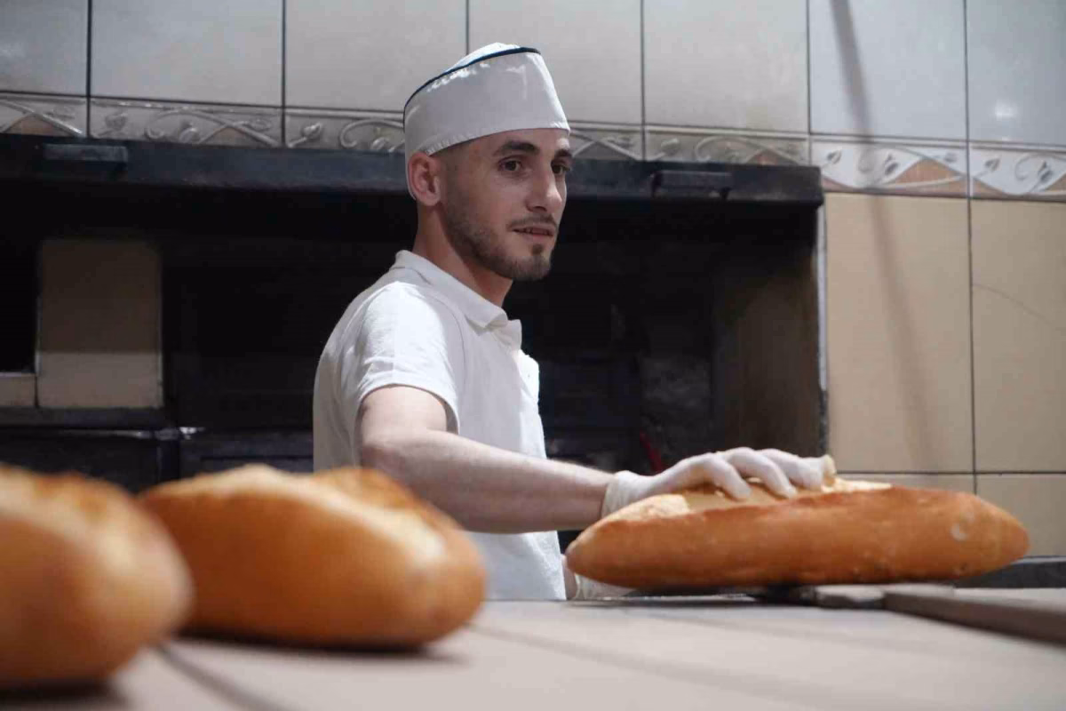 Soğuktan kaçtı, 45 çeşit ekmek üretti