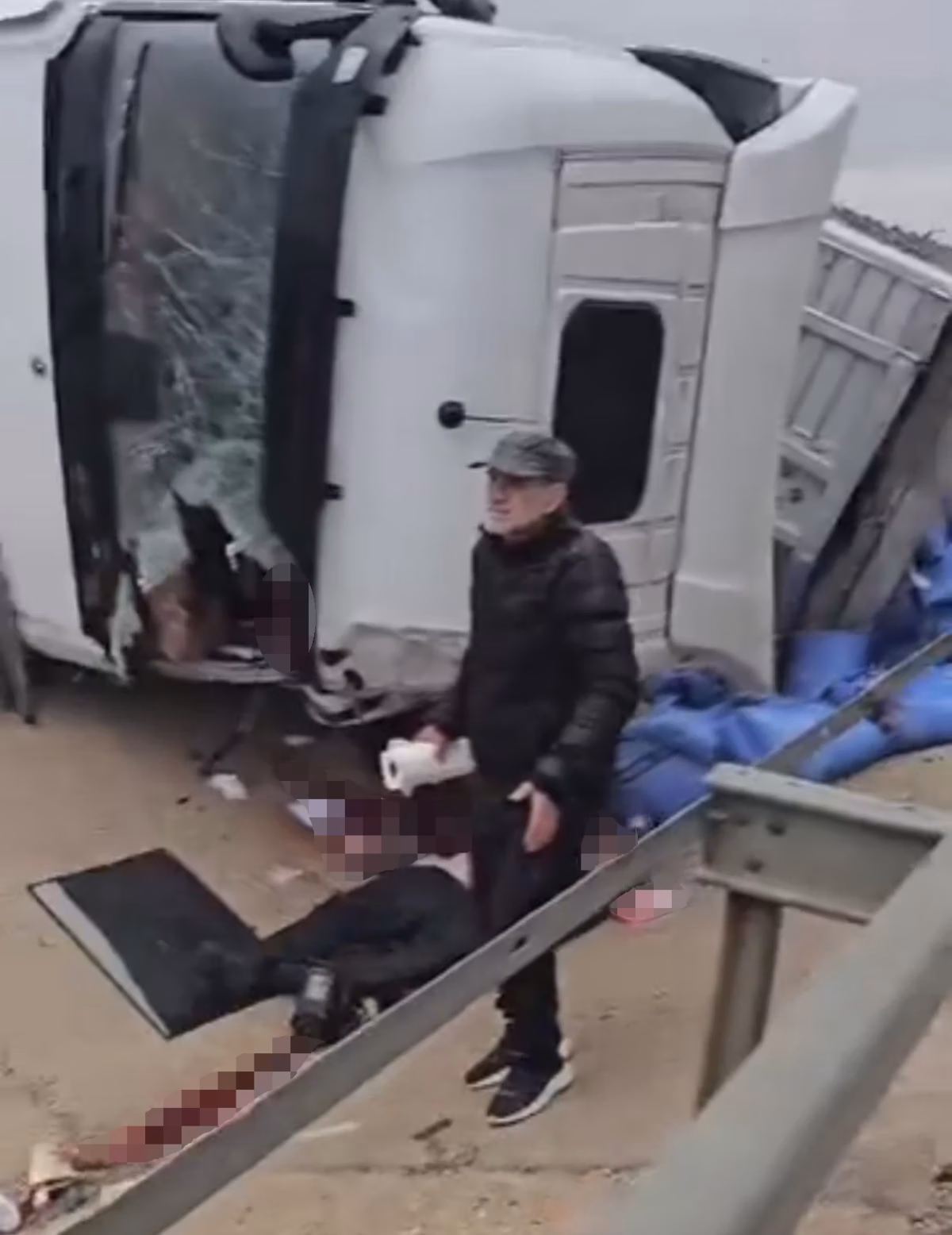 Tır kazasında kolu kopan sürücü hastanede