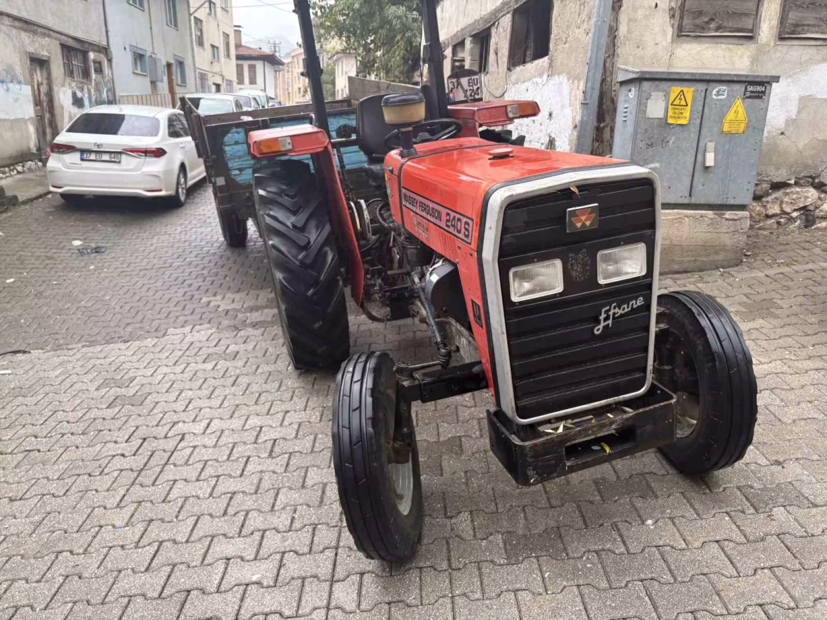 Tosya'da Otomobil ile Traktör Çarpıştı: 1 Yaralı